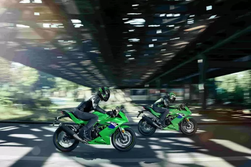 kawasaki-sep26-125pair-newliveries-gallery3.jpg